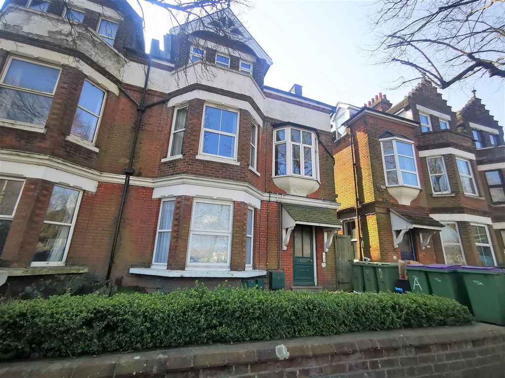 2 bed flat to rent in Cheriton Road, Folkestone CT19, £950 pcm