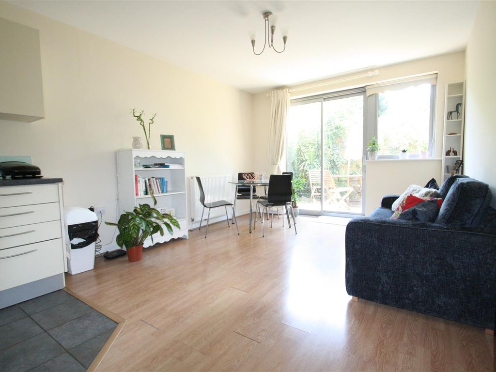 2 bed flat to rent in The Cubix Apartments, Violet Road, Bow E3, £1,950 pcm