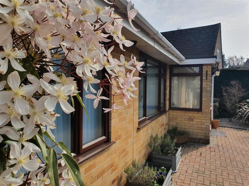 3 bed detached bungalow for sale in 4 Mount Close, Newbury RG14, £500,000