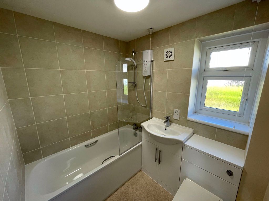 2 bed bungalow to rent in Godfreys Close, Brill HP18, £1,250 pcm