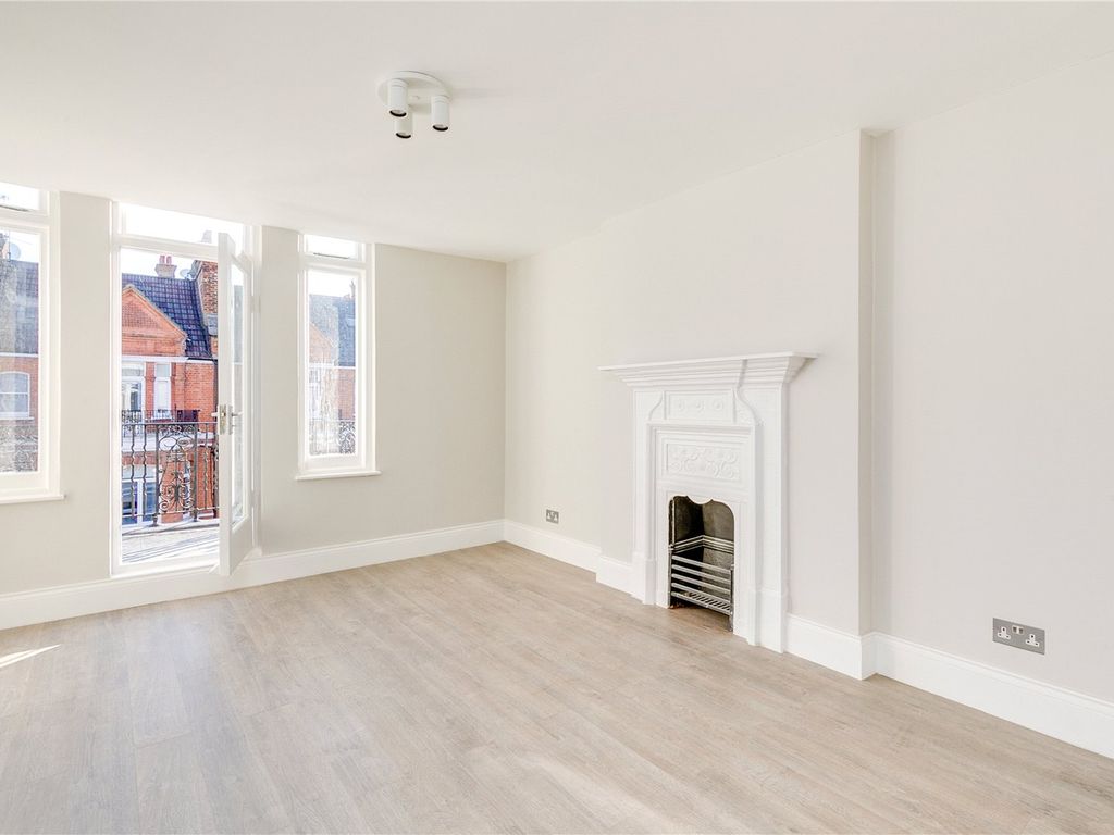 4 bed flat to rent in Castletown Road, Barons Court W14, £4,000 pcm