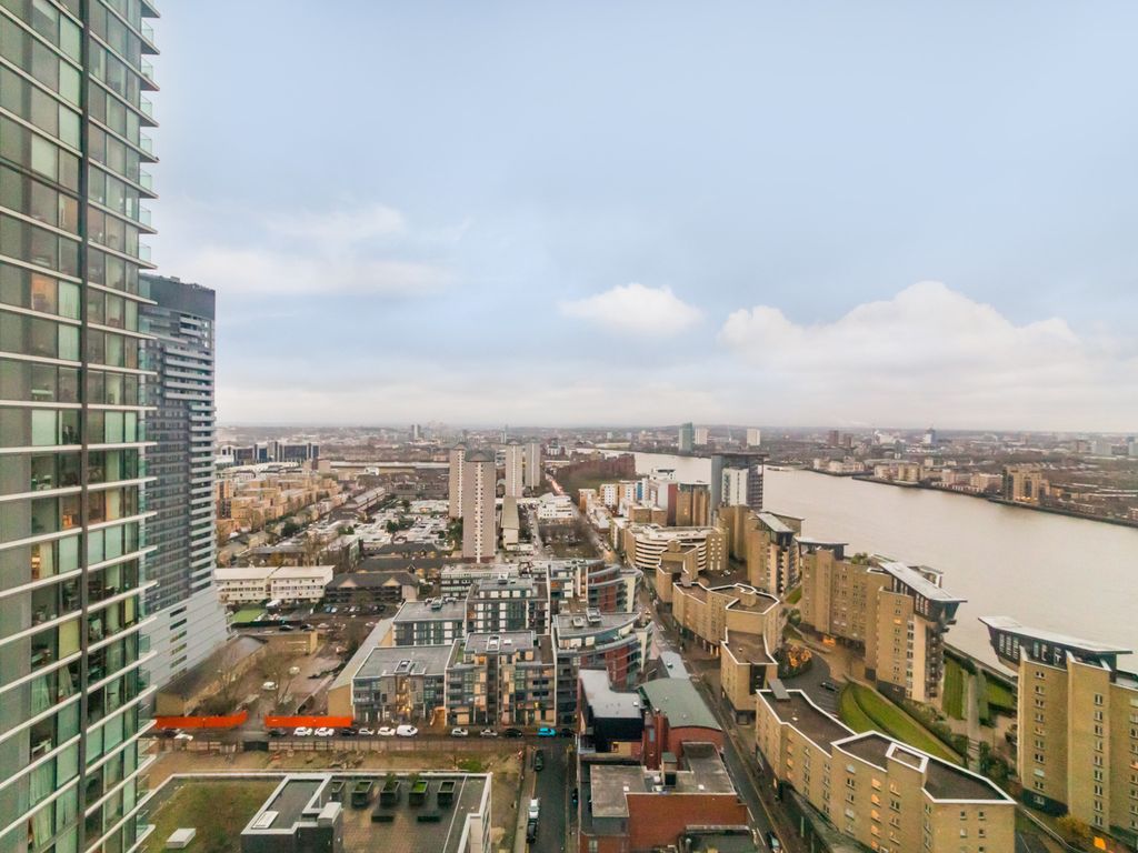 1 bed flat for sale in Landmark West Tower, 22 Marsh Wall E14, £500,000