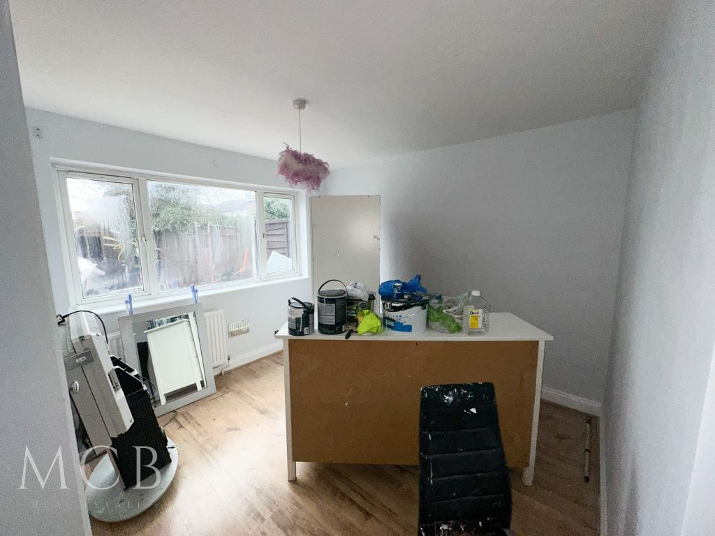 2 bed maisonette to rent in Pennine Way, Hayes UB3, £1,800 pcm