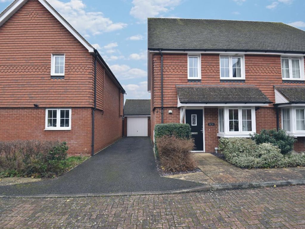 3 bed semi-detached house to rent in Field Bank, Horley RH6, £1,975 pcm