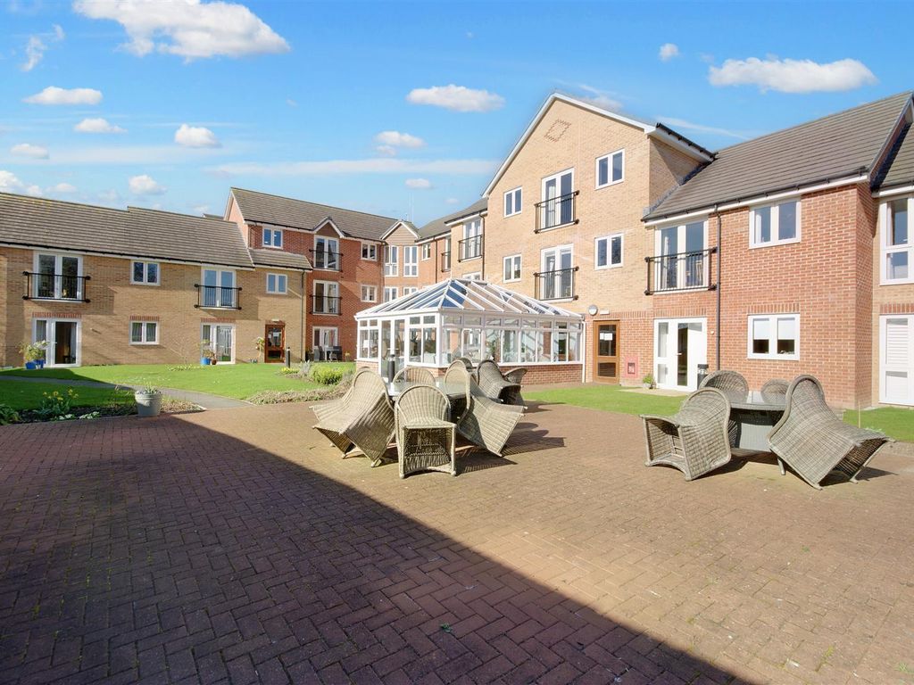 2 bed flat for sale in Hickings Lane, Stapleford, Nottingham NG9, £235,000