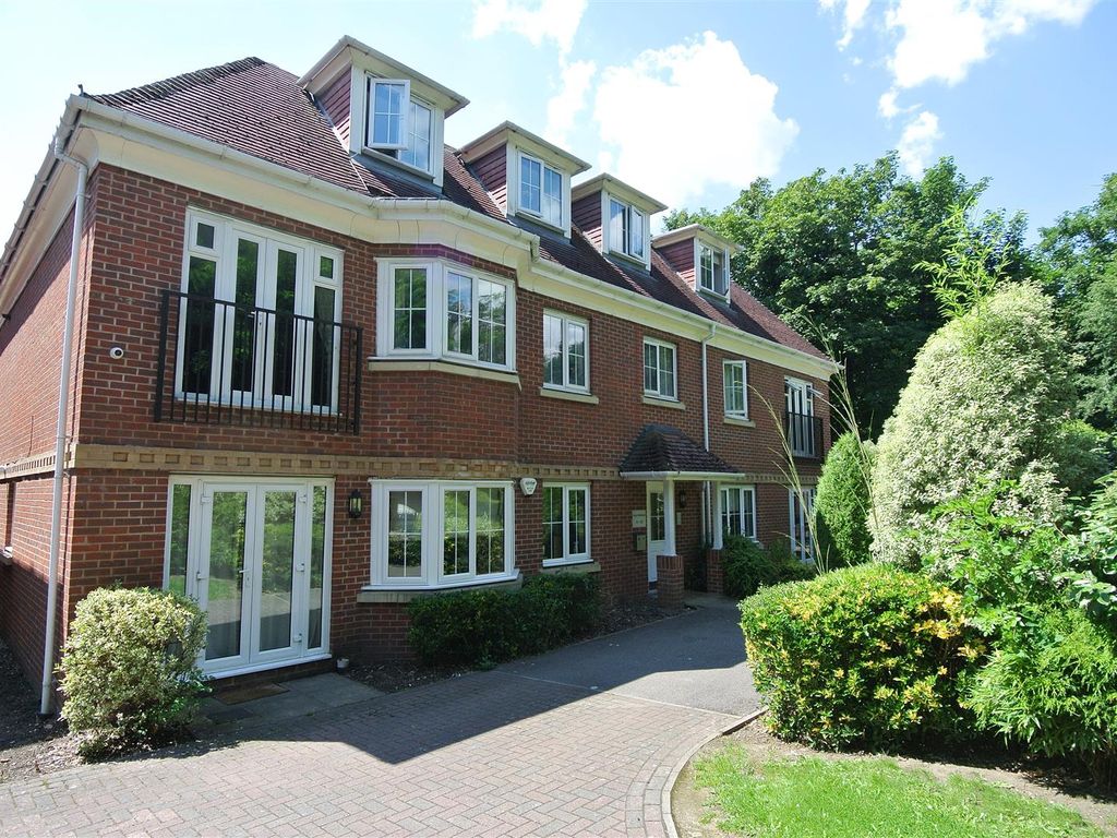 2 bed flat for sale in Woburn Hill, Addlestone KT15, £325,000