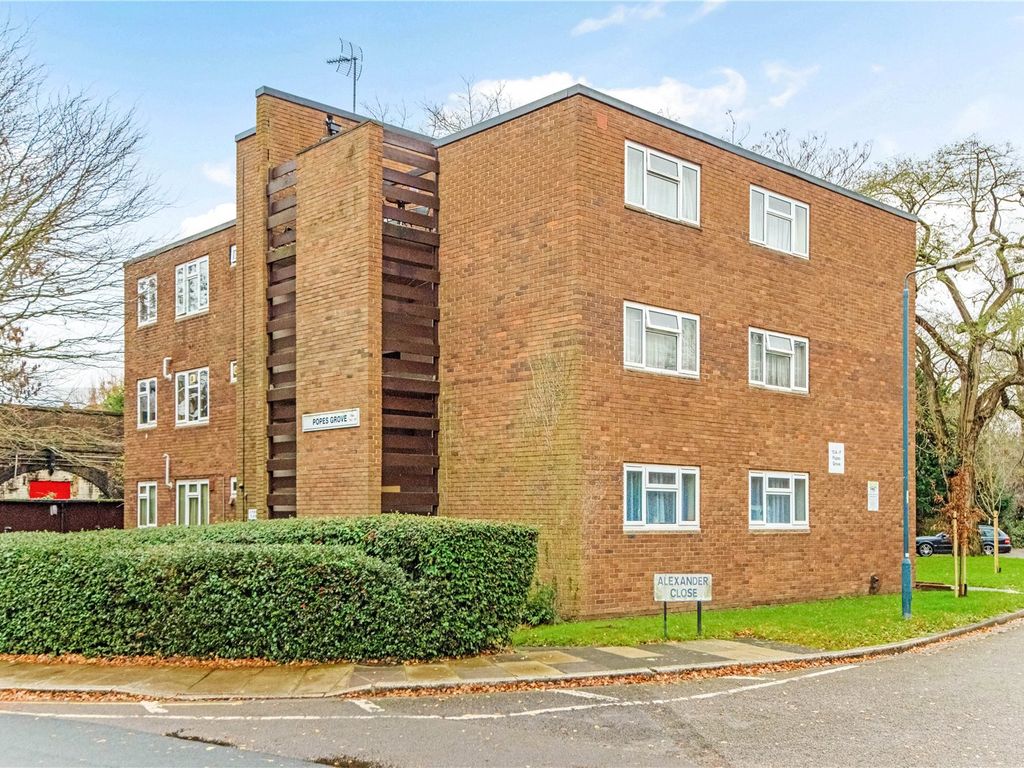 1 bed flat for sale in Popes Grove, Twickenham TW2, £325,000