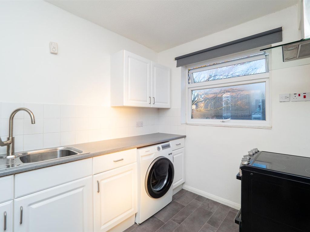 2 bed flat for sale in Ambleside Gardens, Sutton SM2, £290,000