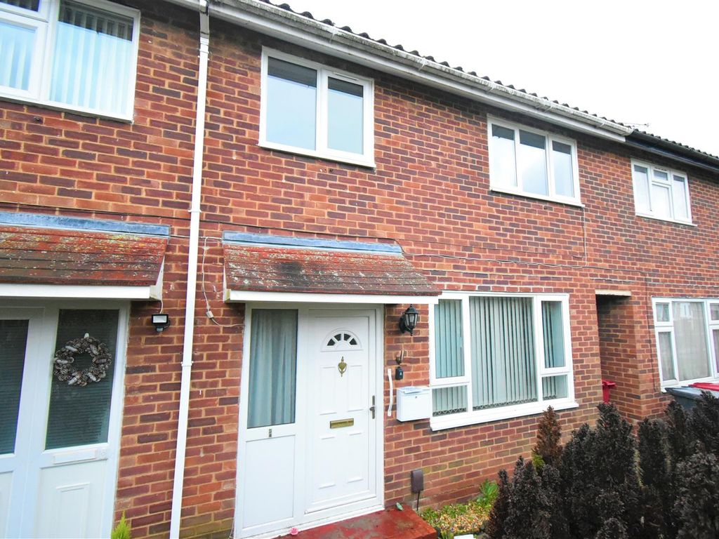 3 bed property to rent in Vermont Road, Slough SL2, £1,800 pcm
