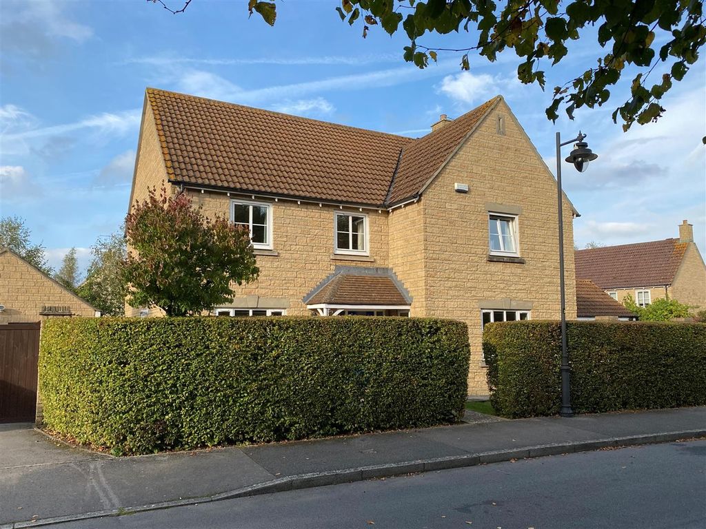 5 bed detached house for sale in Tench Road, Calne SN11, £585,000