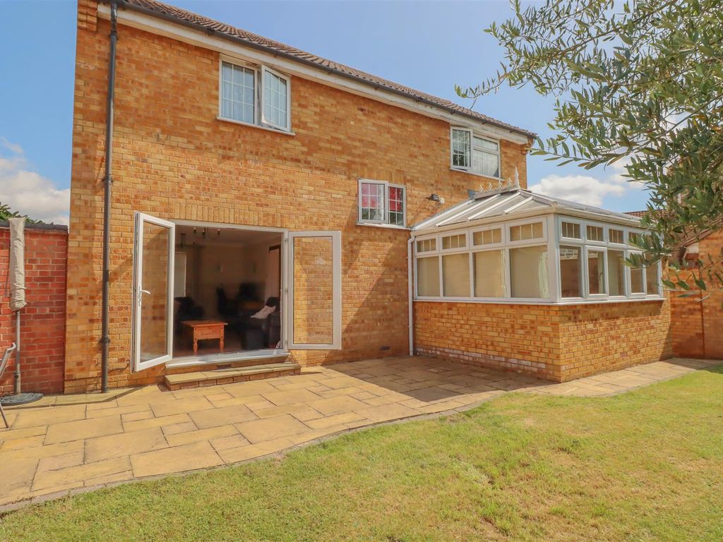 4 bed detached house for sale in Roding Way, Wickford SS12, £425,000