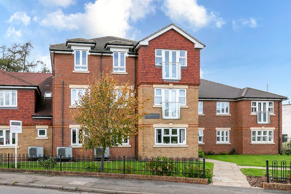 2 bed flat for sale in Chaldon Road, Caterham, Surrey CR3, £365,000