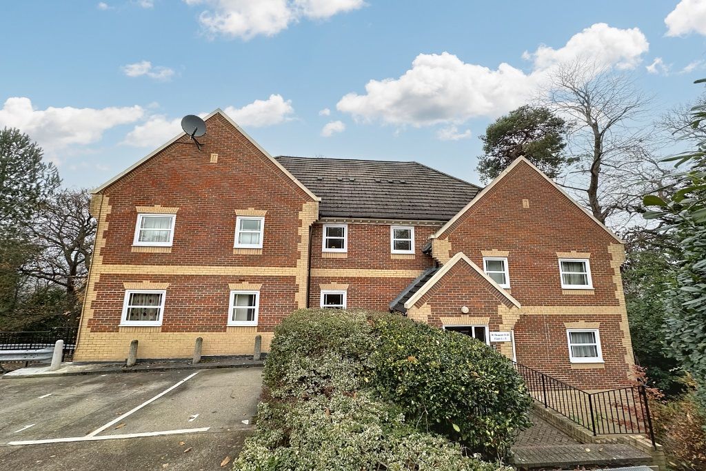 2 bed flat for sale in Beacon Hill, Woking GU21, £315,000