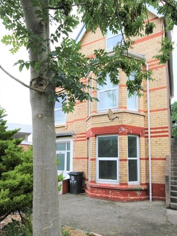 2 bed flat to rent in Abergele Road, Colwyn Bay LL29, £750 pcm