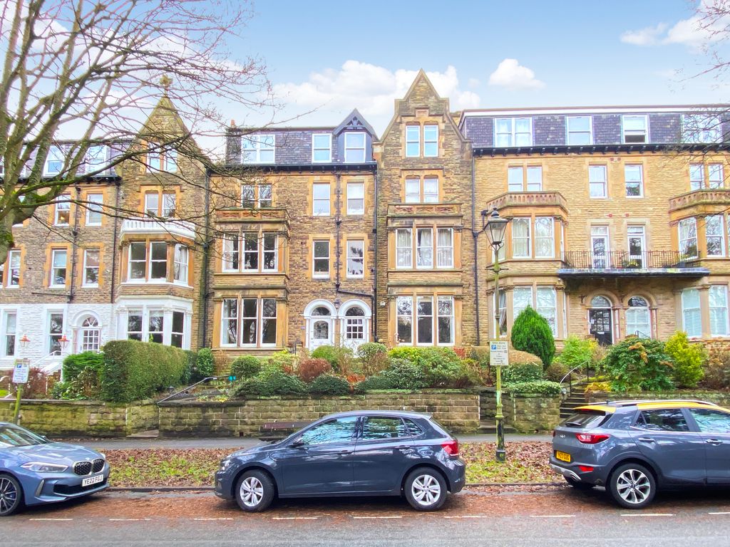 2 bed flat to rent in Riversdale, Valley Drive, Harrogate HG2, £1,200 pcm
