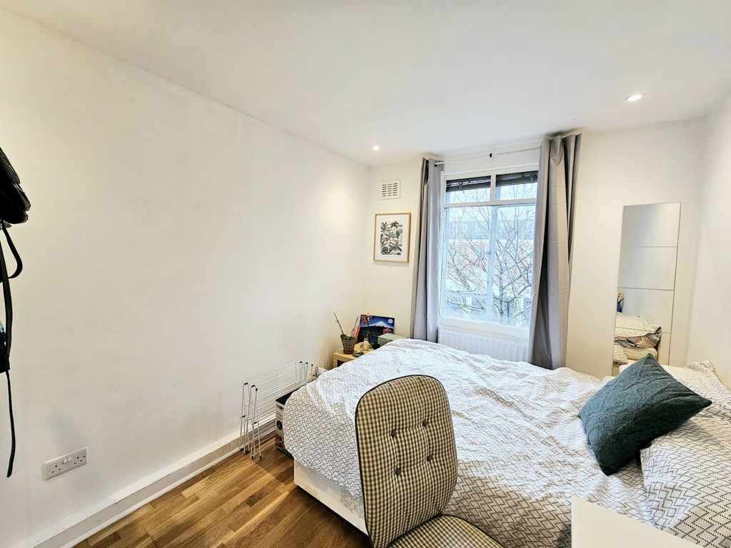 3 bed flat to rent in Holloway Road, Archway N7, £3,000 pcm