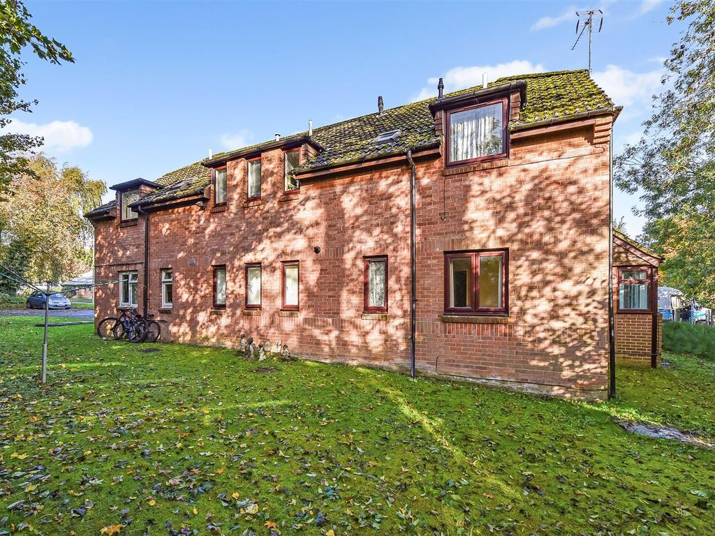 1 bed maisonette for sale in Heather Drive, Andover SP10, £130,000