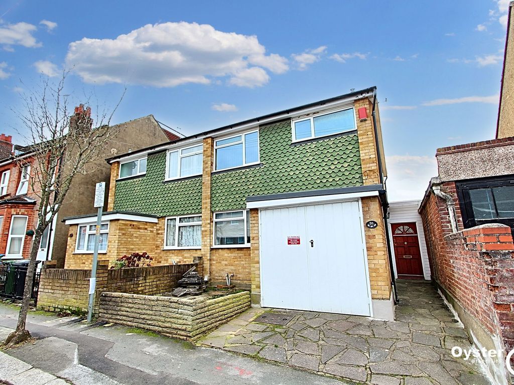 2 bed semi-detached house to rent in Holywell Road, Watford WD18, £1,650 pcm