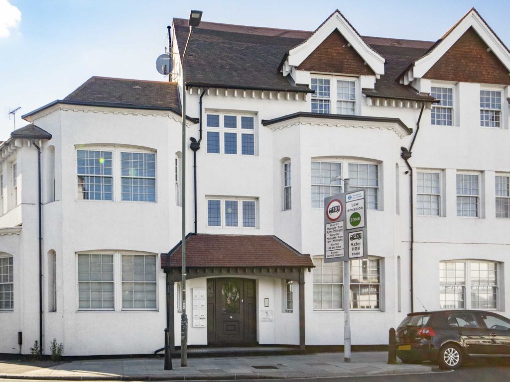 1 bed flat to rent in Park Gate Court, High Street, Hampton Hill, Hampton TW12, £1,395 pcm