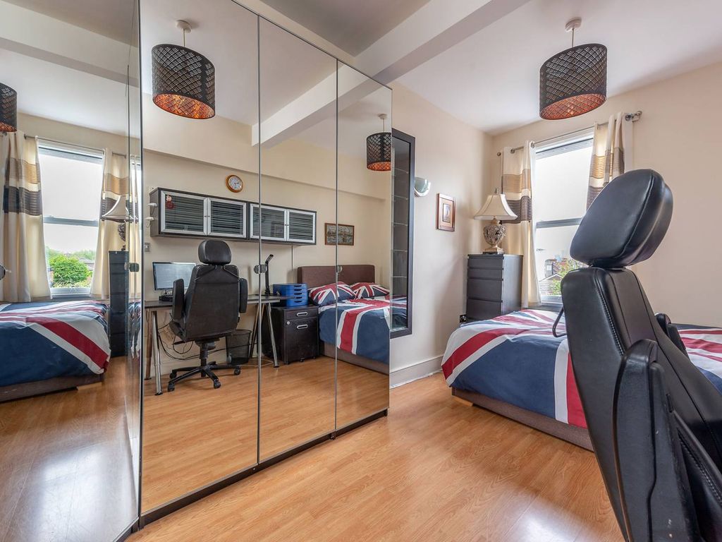 2 bed flat to rent in Uxbridge Road, Shepherd