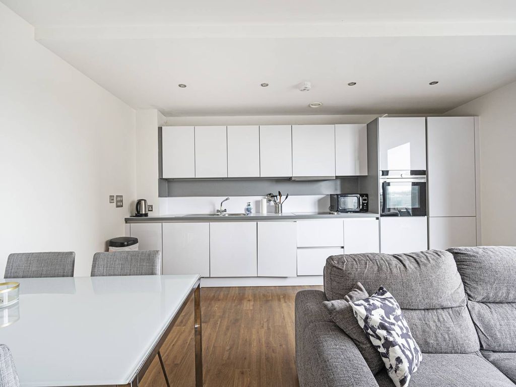 3 bed flat to rent in Boleyn Road, Dalston, London N16, £6,500 pcm