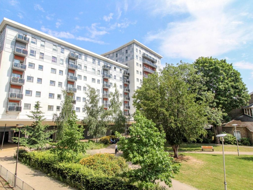 1 bed flat for sale in Becket House, New Road CM14, £215,000