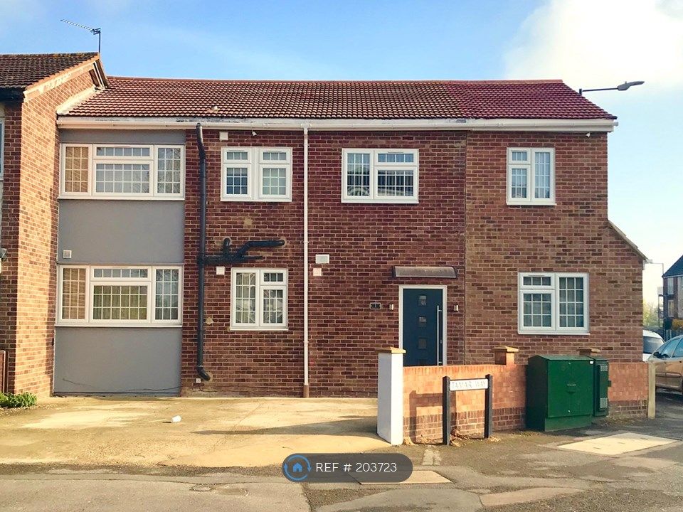 6 bed semi-detached house to rent in Tamar Way, Slough SL3, £4,750 pcm