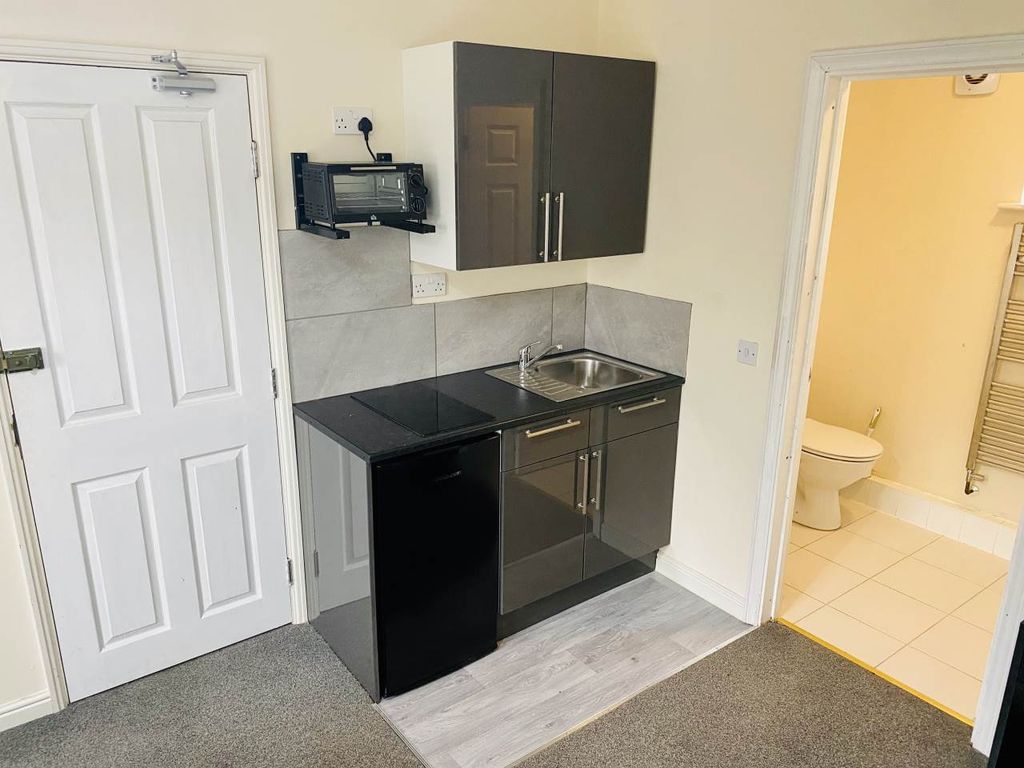Room to rent in Delves Way, Hampton Centre, Peterborough PE7, £750 pcm