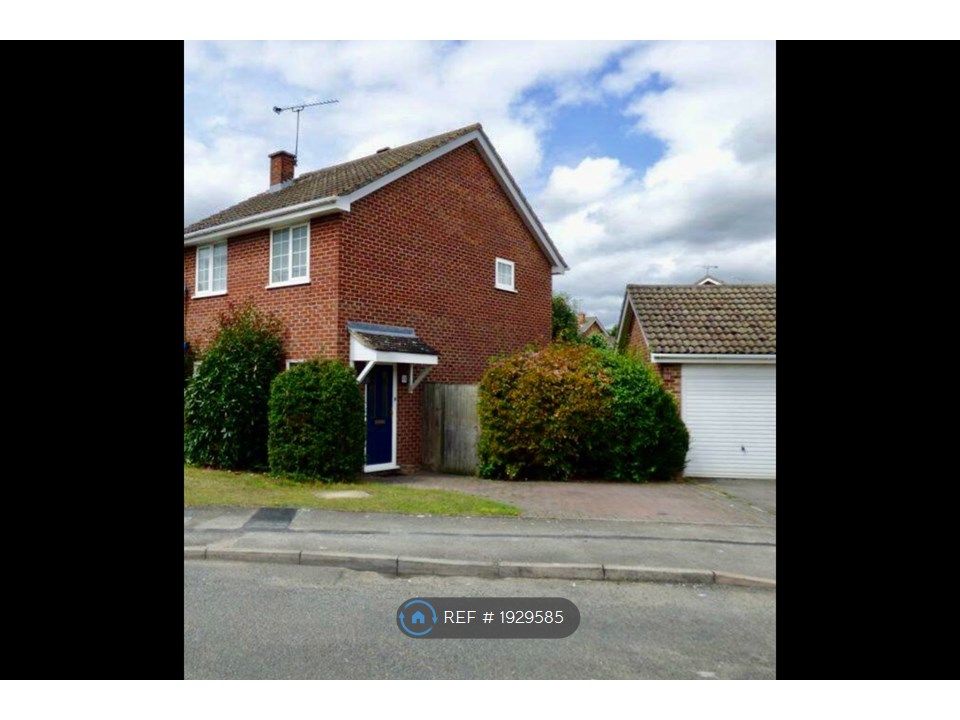 3 bed detached house to rent in Ravensbourne Drive, Woodley, Reading RG5, £2,000 pcm