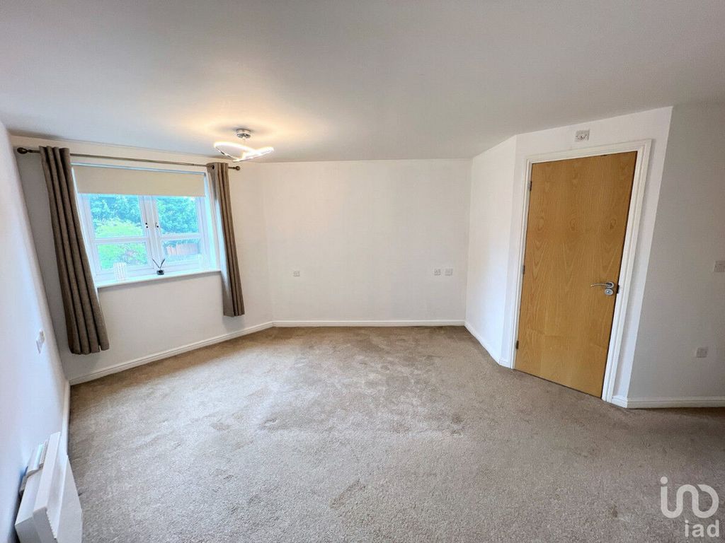 2 bed flat for sale in Waterside Close, Wolverhampton WV2, £120,000