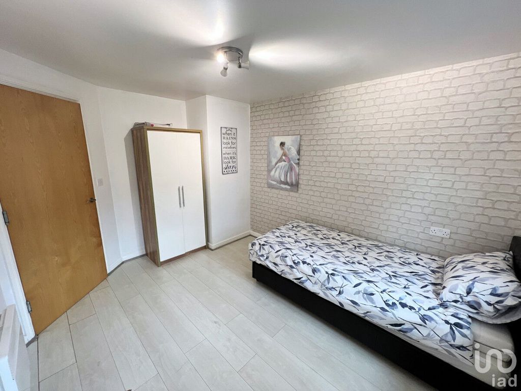 2 bed flat for sale in Waterside Close, Wolverhampton WV2, £120,000