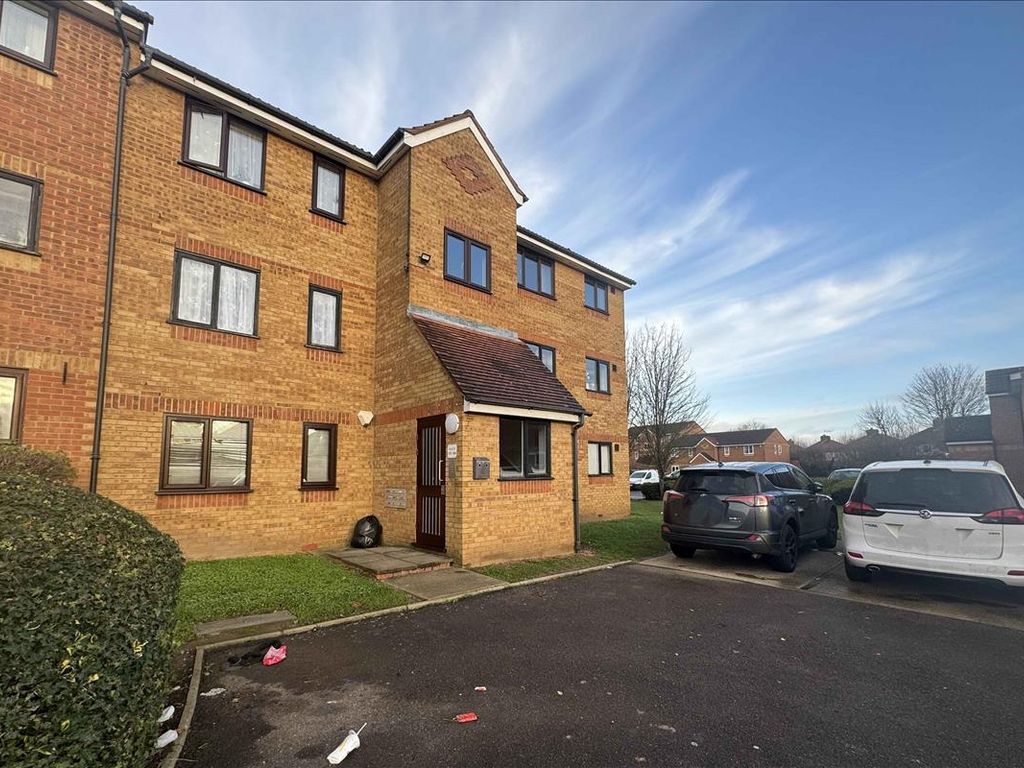 1 bed flat for sale in Redford Close, Feltham, Middlesex TW13, £169,950