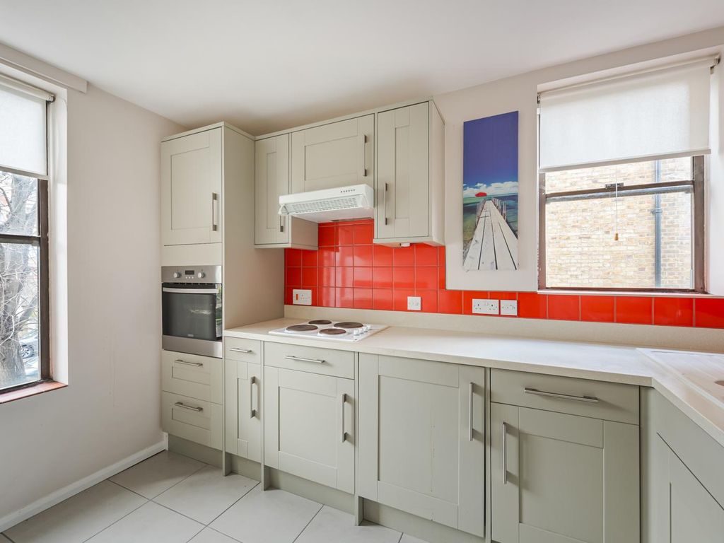 2 bed flat for sale in The Chase, London SW4, £575,000