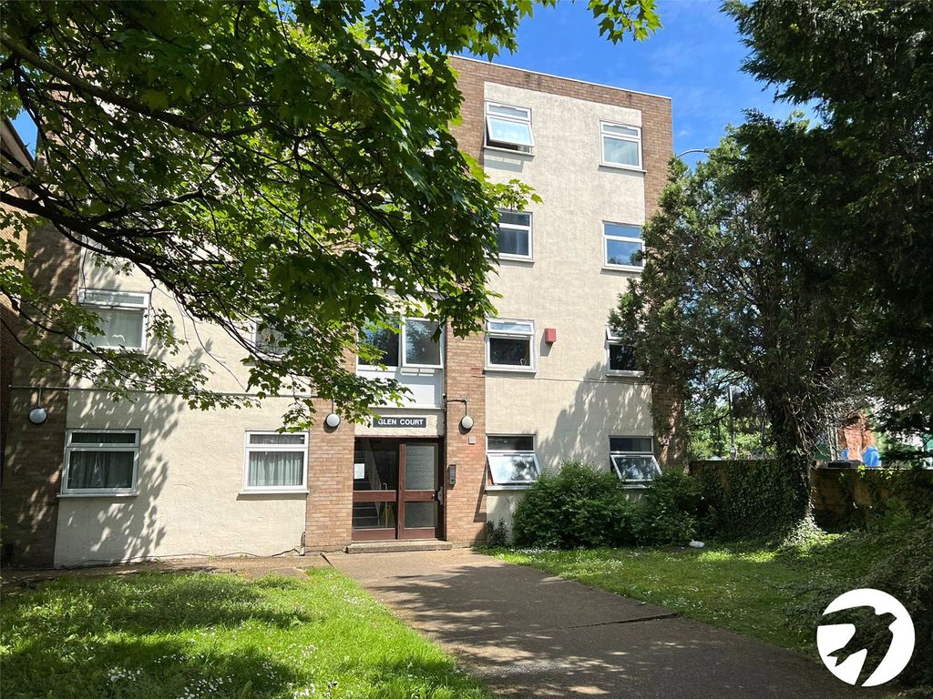 2 bed flat for sale in Burnt Ash Hill, London SE12, £270,000