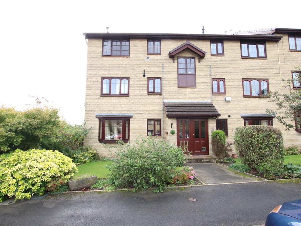 2 bed flat for sale in Tay Court, Eccleshill, Bradford BD2, £95,000