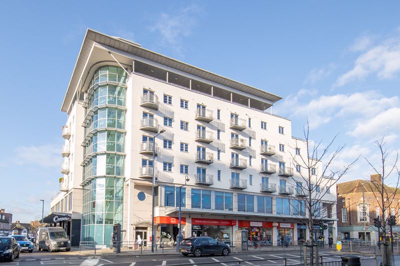 2 bed flat for sale in Station Road, Edgware HA8, £450,000