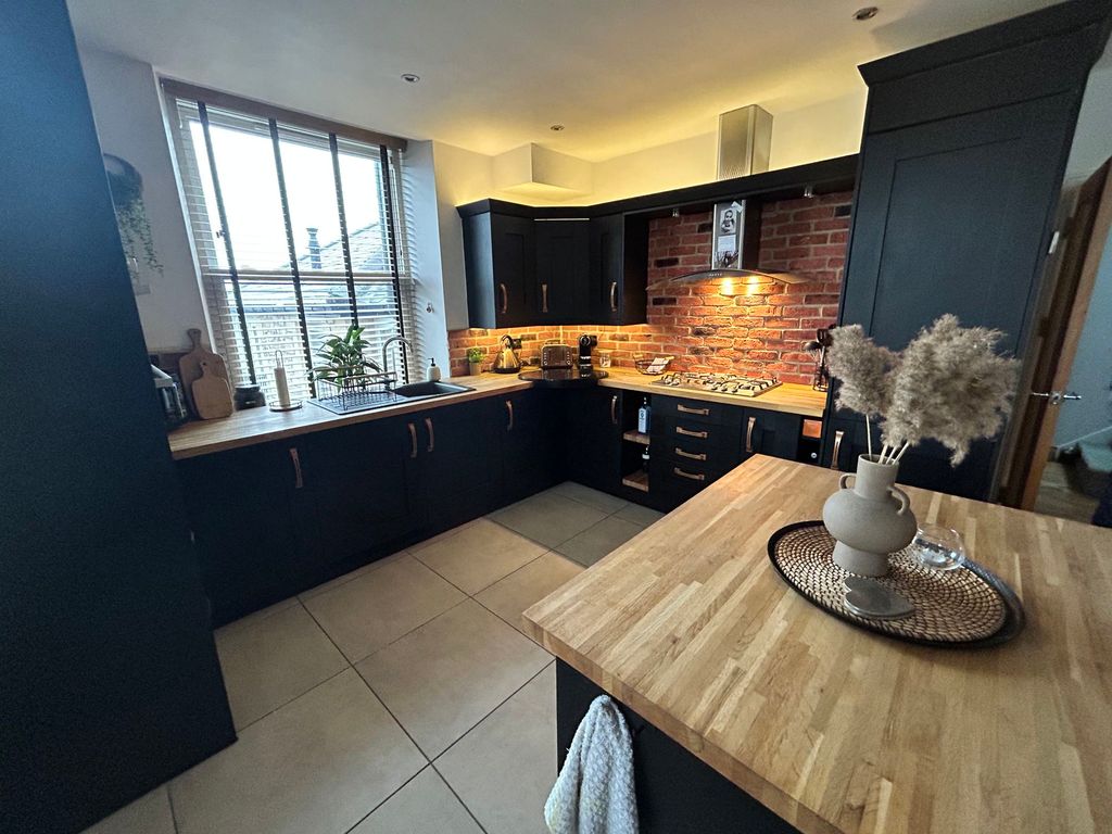 3 bed flat for sale in Anderson Court, Burnopfield, Newcastle Upon Tyne NE16, £200,000