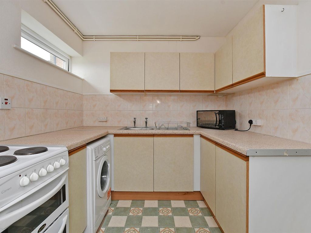 1 bed flat for sale in Pembroke Road, Dronfield S18, £100,000