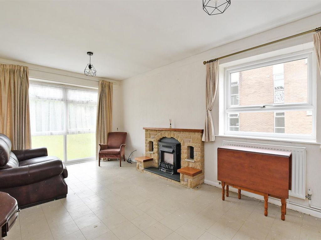 1 bed flat for sale in Pembroke Road, Dronfield S18, £100,000