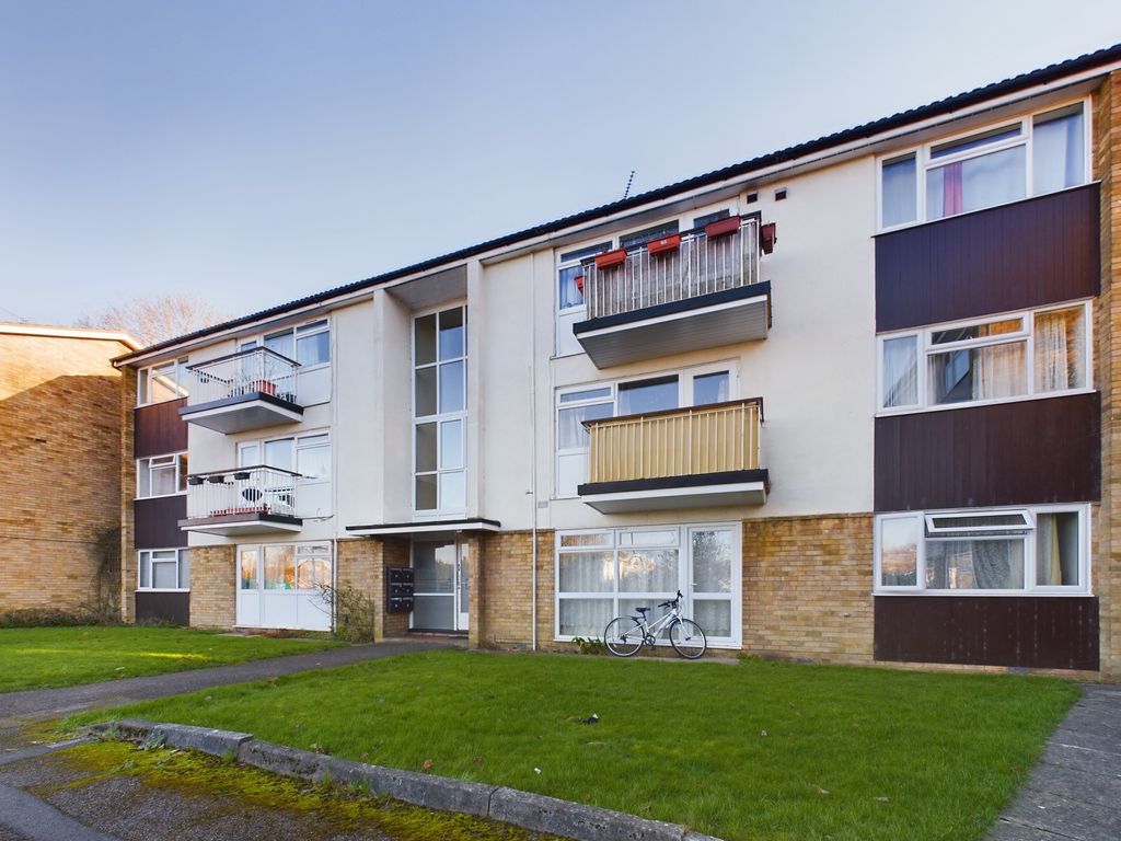 2 bed flat for sale in Lingholme Close, Cambridge CB4, £310,000
