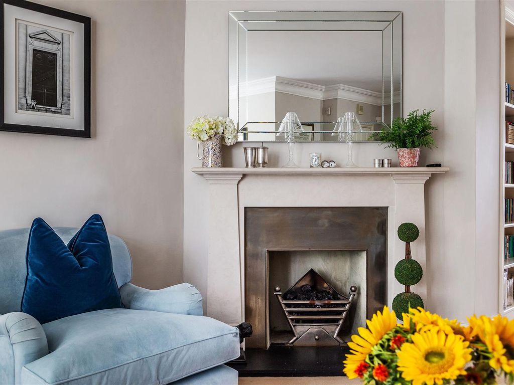 2 bed flat to rent in Snowdenham Hall, Bramley, Guildford, Surrey GU5, £3,500 pcm