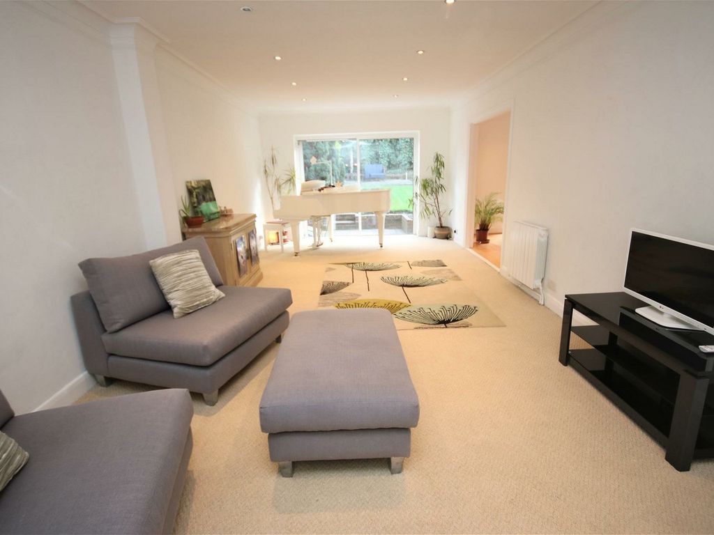 3 bed detached house to rent in Ashurst Rd, London, Barnet EN4, £2,700 pcm