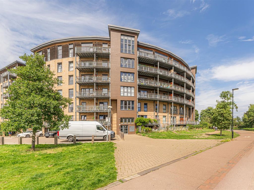 3 bed flat to rent in Harry Zeital Way, London E5, £2,995 pcm