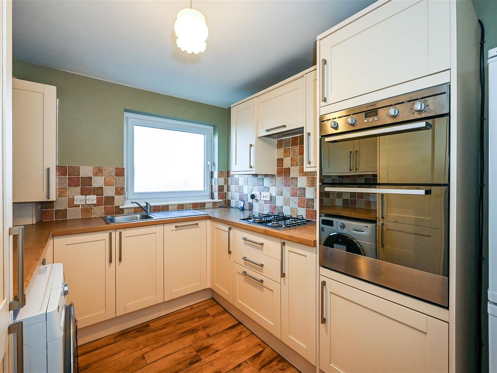 2 bed flat for sale in Winifred Road, Waterlooville PO7, £170,000