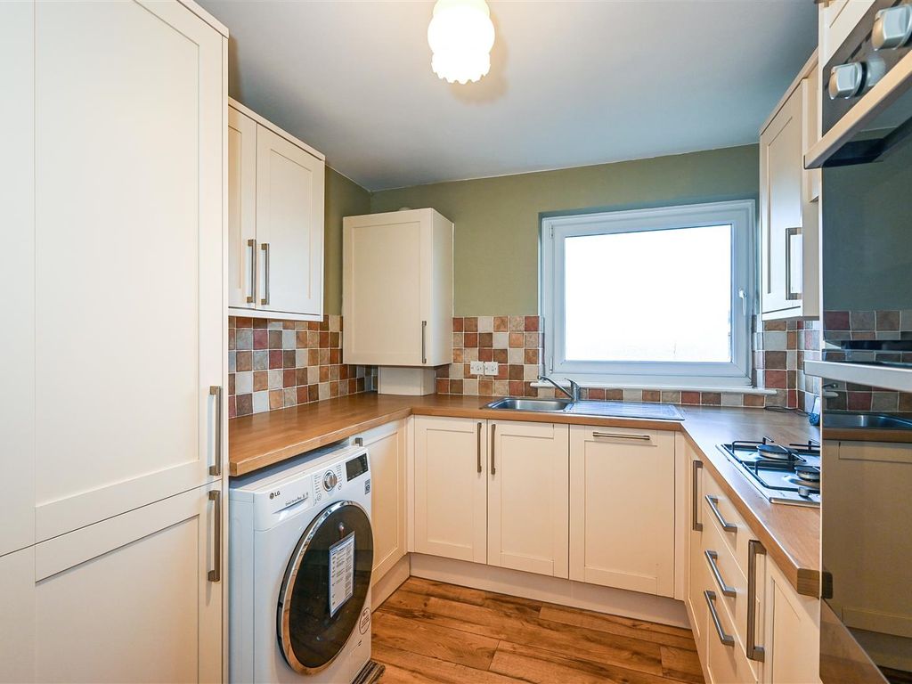 2 bed flat for sale in Winifred Road, Waterlooville PO7, £170,000
