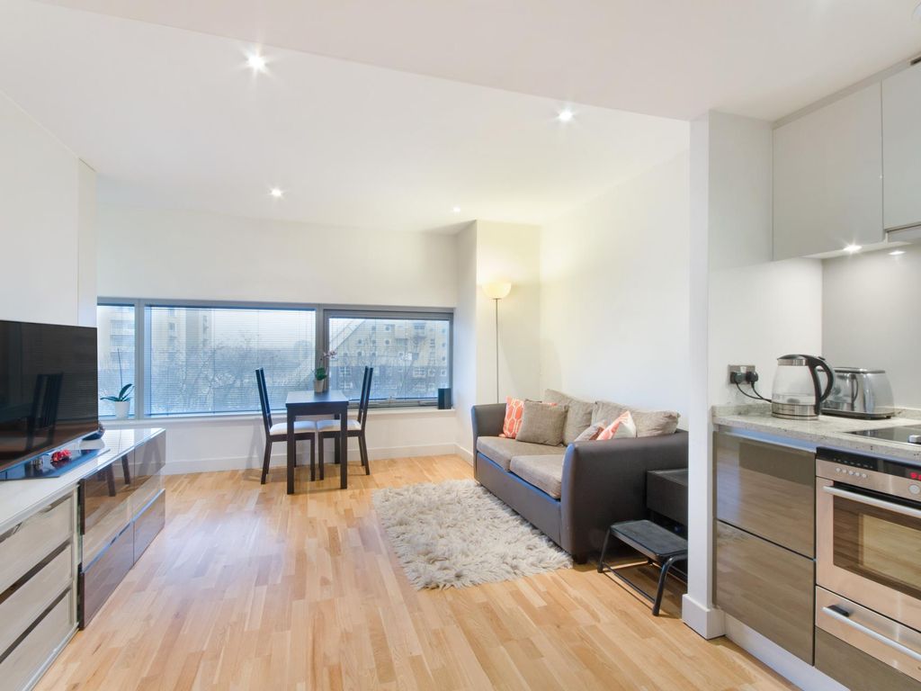 Studio for sale in Landmark West Tower, Marsh Wall, London E14, £375,000