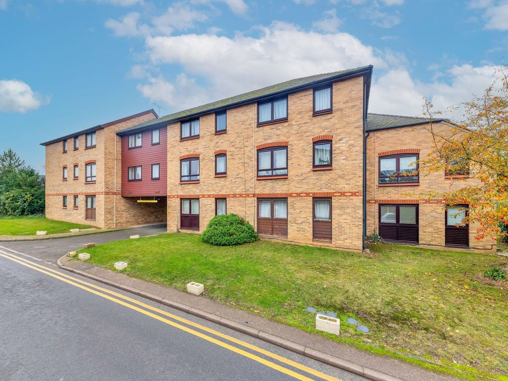 1 bed flat for sale in Mill Road, Oakley Court Mill Road SG8, £130,000