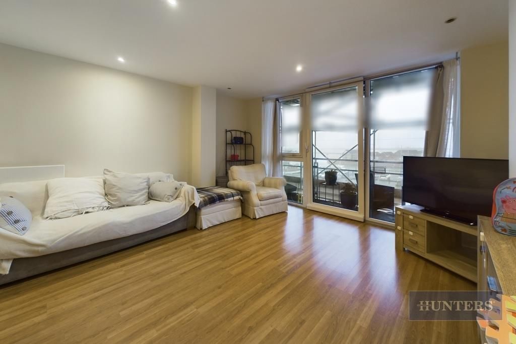 2 bed flat for sale in Sundowner, Channel Way, Southampton SO14, £385,000