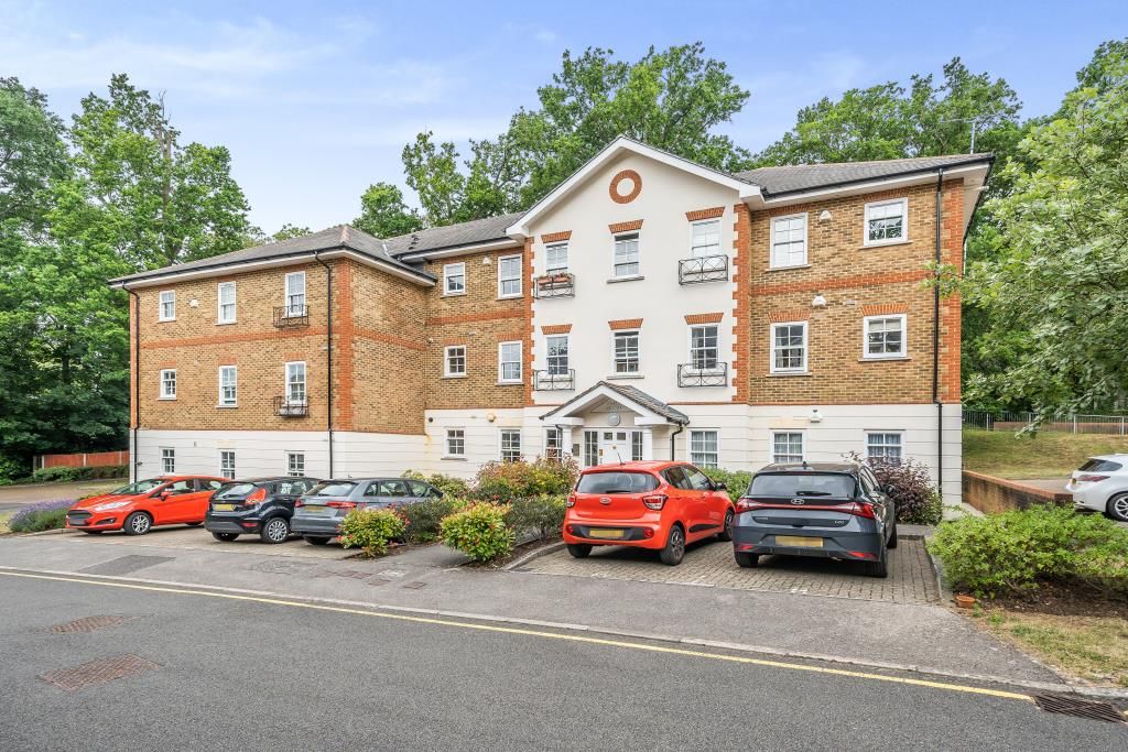 2 bed flat for sale in Camberley, Surrey GU15, £270,000