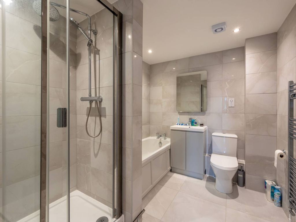2 bed flat to rent in Second Cross Road, Twickenham TW2, £2,000 pcm